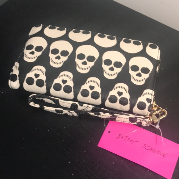 Betsey Johnson, Black with White Skull Heads Wallet - Picture 1 of 7